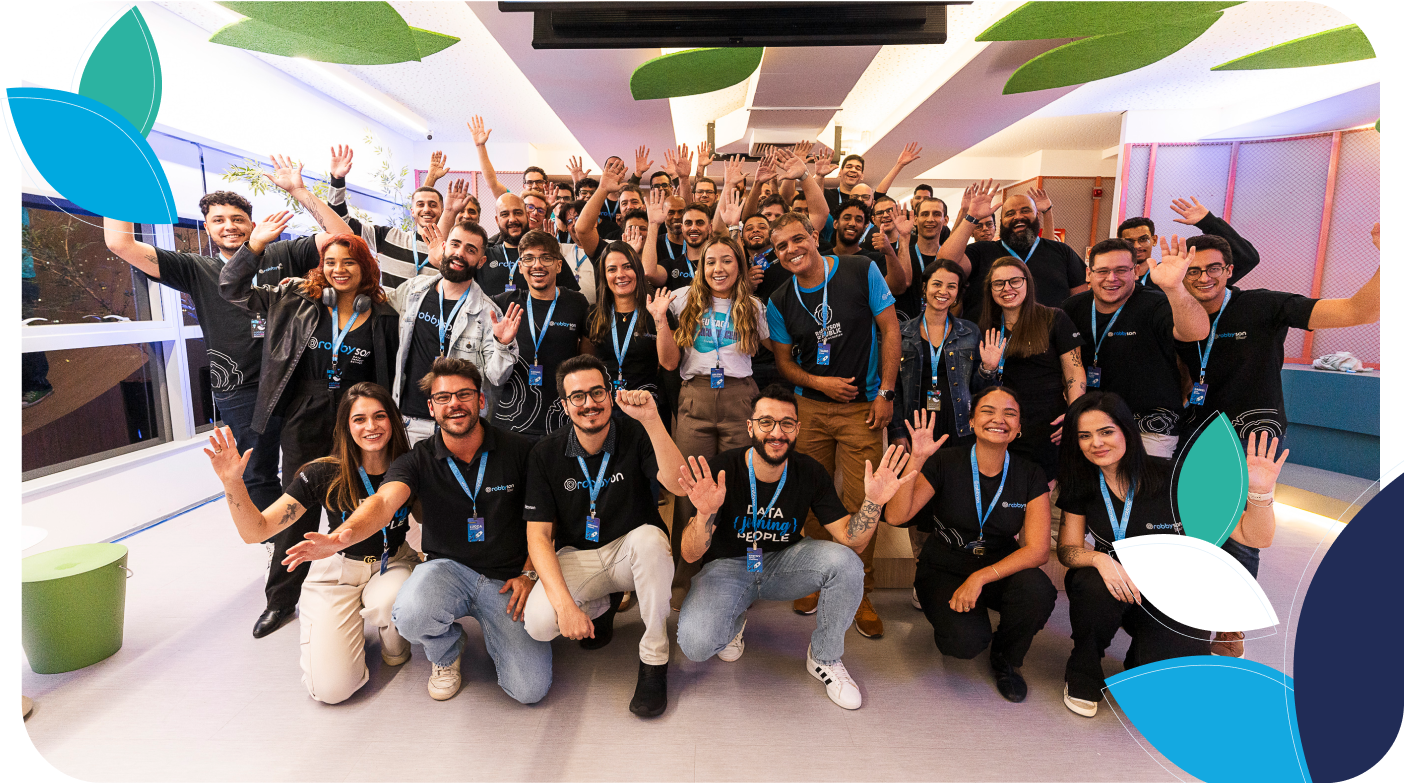 Um grande grupo de pessoas está posando para uma foto em uma sala.