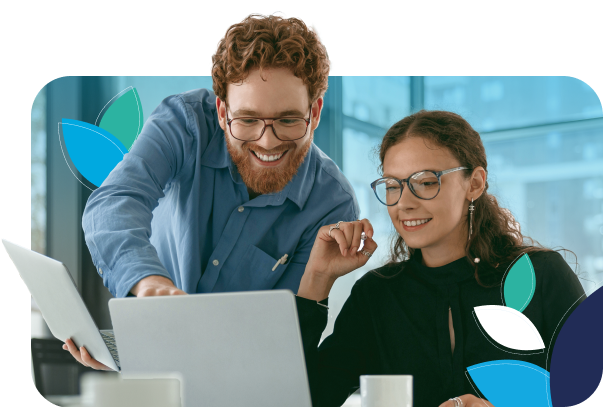 Um homem e uma mulher estão olhando para um laptop.