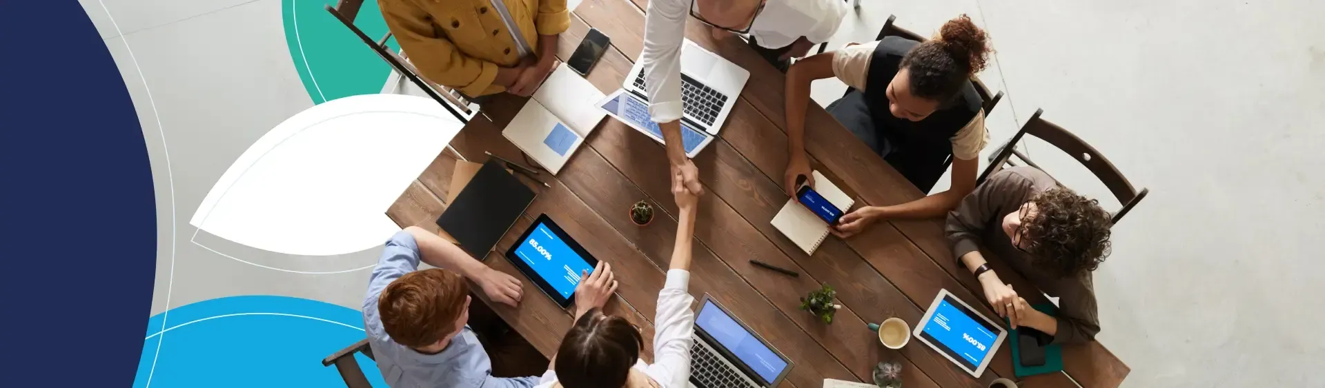 Um grupo de pessoas está sentado ao redor de uma mesa apertando as mãos.
