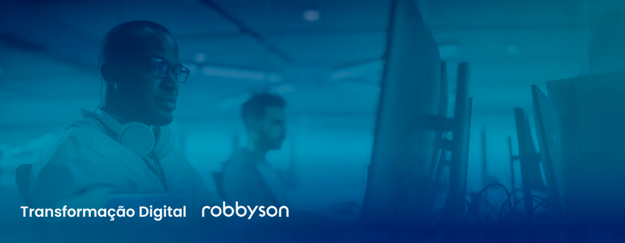 Um homem usando óculos está olhando para uma tela de computador.