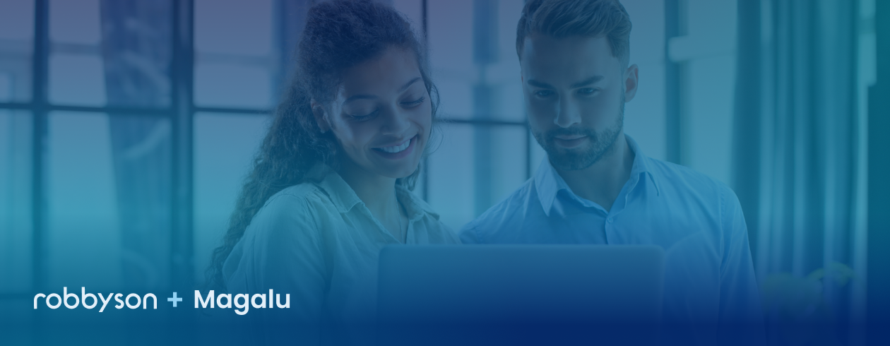 Um homem e uma mulher estão olhando para um laptop.