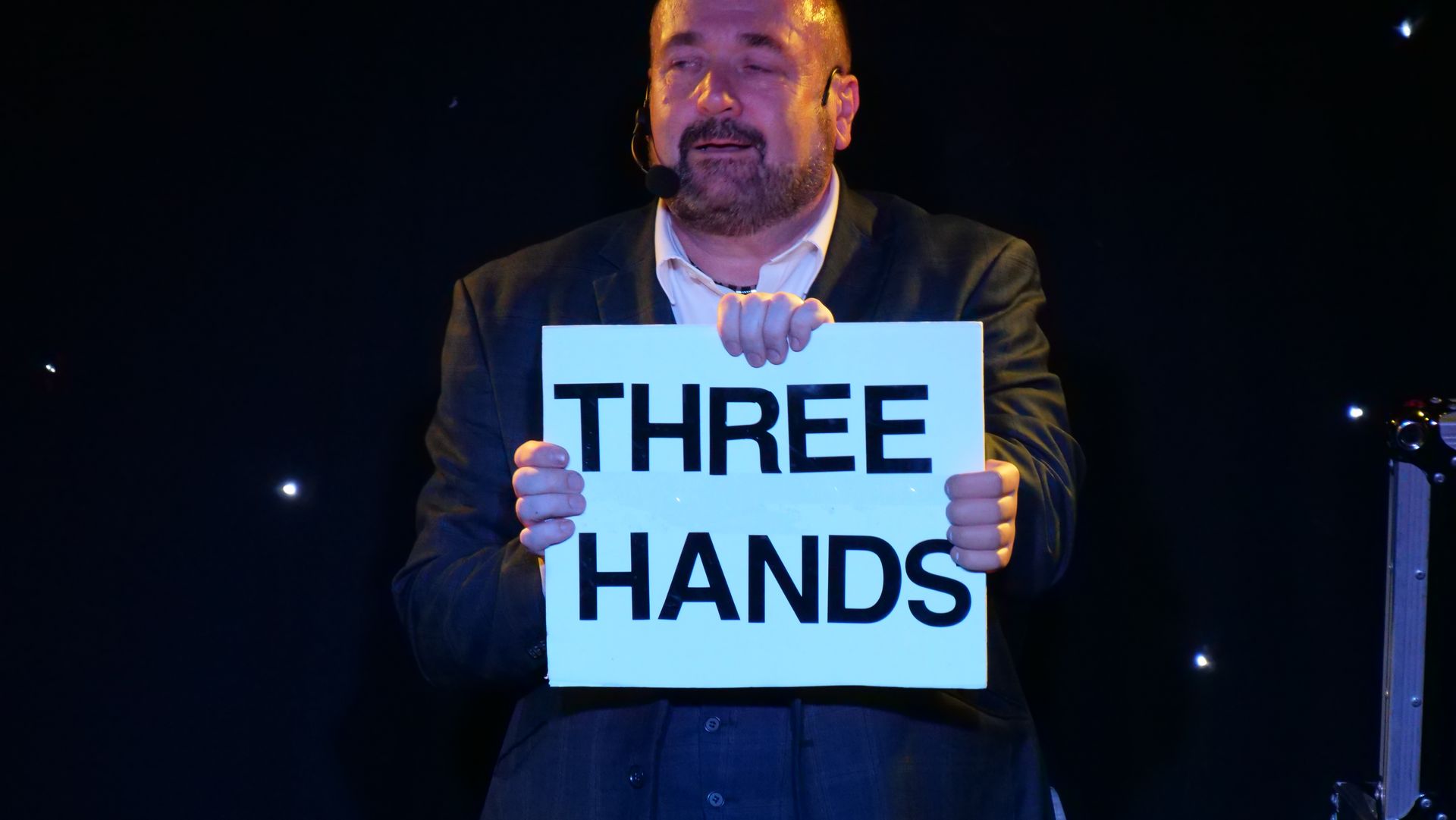 Bespoke performance of magic during teas and coffee at the end of a meal.
