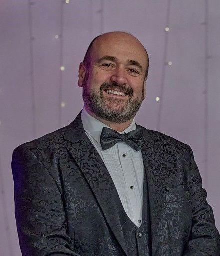 Paul Roberts magic in a posh dinner suit