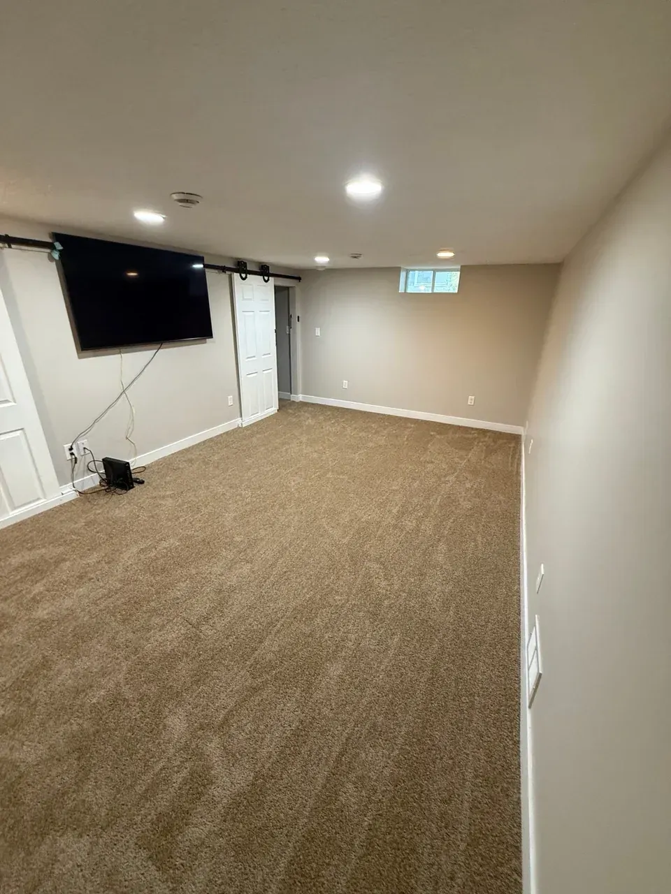 Same room with installed carpet