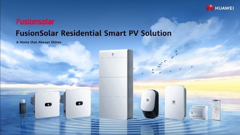 Prodotti FusionSolar per soluzioni fotovoltaiche intelligenti residenziali, presentati sullo sfondo di un cielo azzurro e dell'oceano.