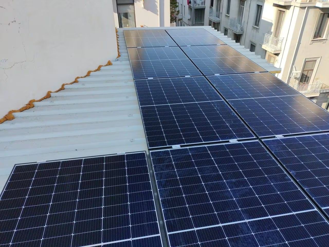Pannelli solari installati su una passerella sul tetto tra gli edifici