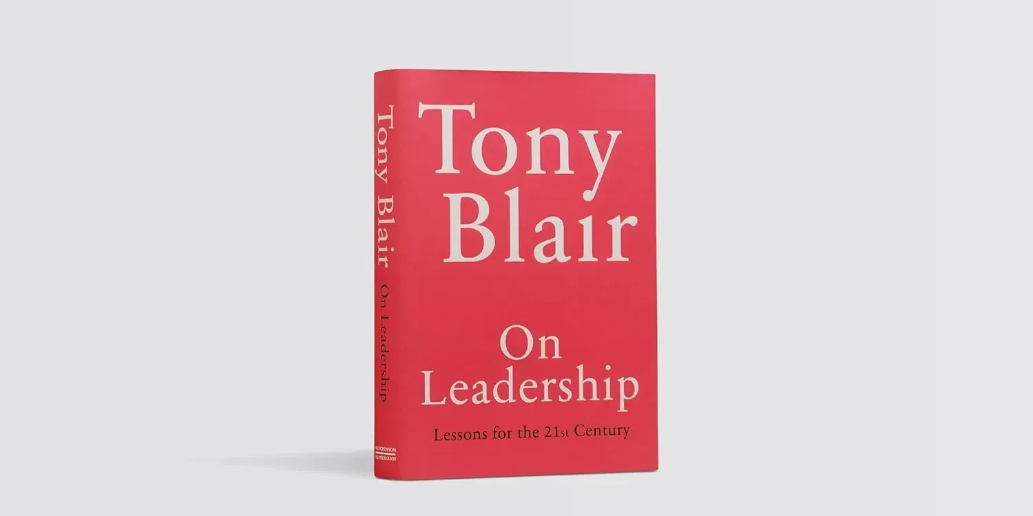 Um livro vermelho intitulado sobre liderança, de Tony Blair