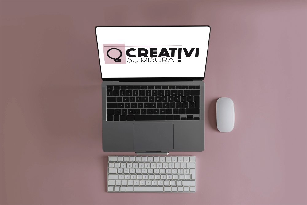 Foto macbook mockup social media marketing creativi su misura frosinone