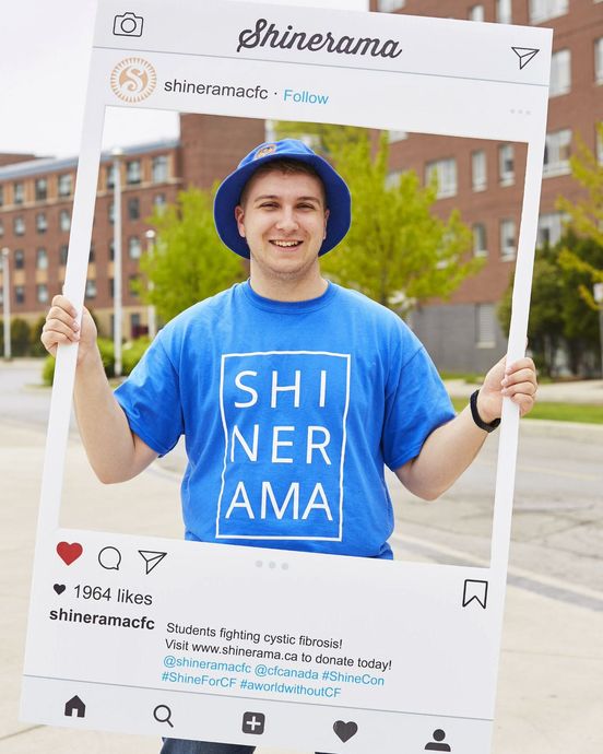 A male Shiner poses in the large instagram frame.