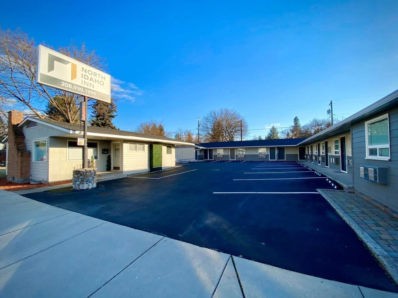 a motel with a large parking lot in front of it .