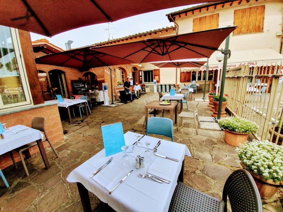 tavoli all'aperto