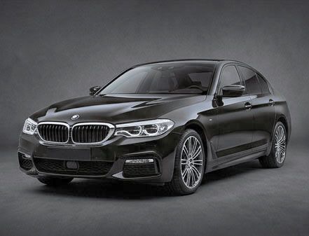 Berlina BMW nera in studio, vista frontale di tre quarti su sfondo grigio
