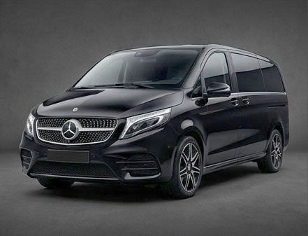 Furgone Mercedes nero su sfondo grigio in studio, vista frontale angolata