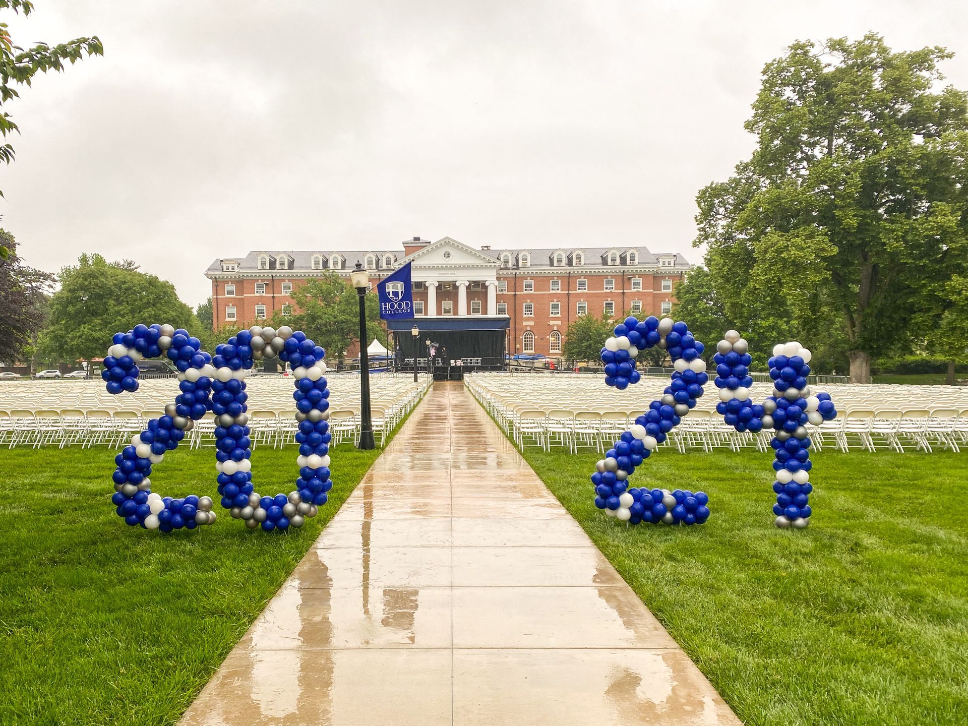 The word 2021 is made out of blue and white balloons.