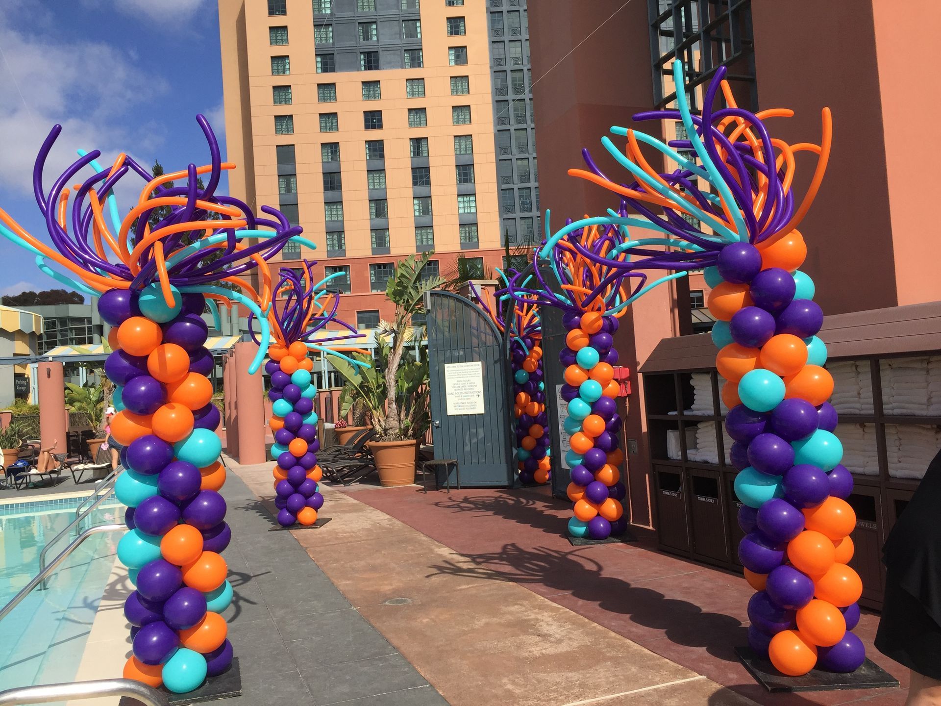 A bunch of balloons are lined up in front of a building