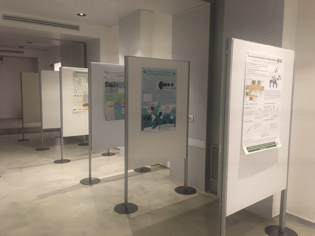 Galleria espositiva interna con pannelli per poster autoportanti in una sala espositiva bianca.