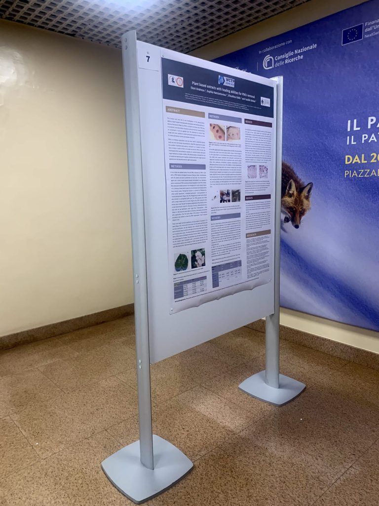 Espositore per poster da interno con pannello informativo in corridoio