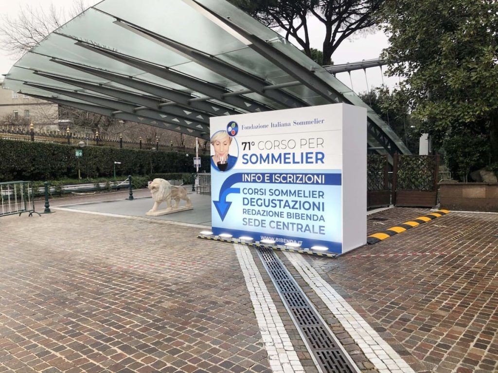 Insegna esterna con la scritta