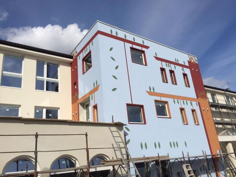Edificio con decorazioni colorate