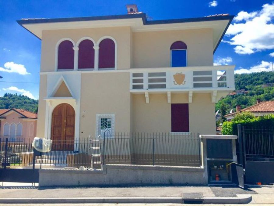 Casa dipinta di bianco