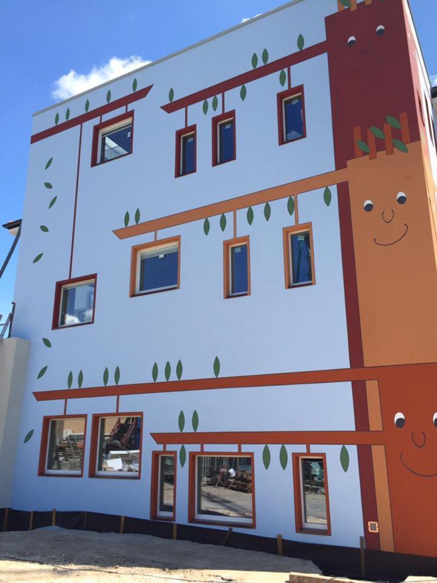Edificio con decorazioni e disegni