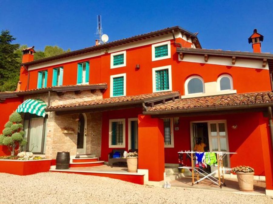 Casa con pareti rosse