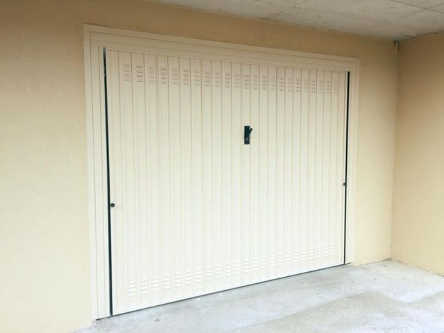 Porta di un garage bianca