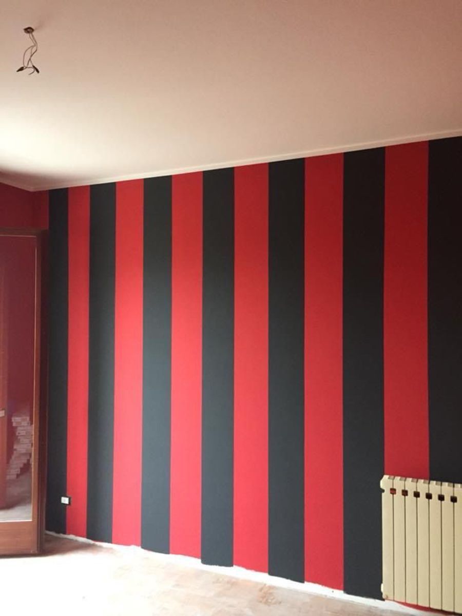 Parete a righe rosse e nere