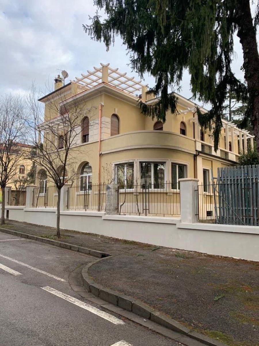 Casa con parete esterna gialla