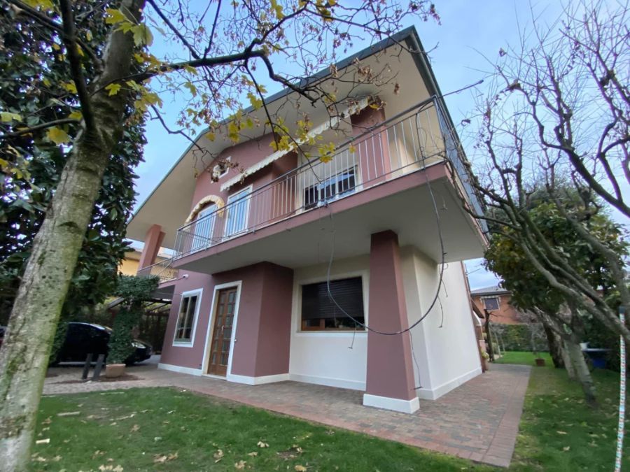 Casa con parete rosa