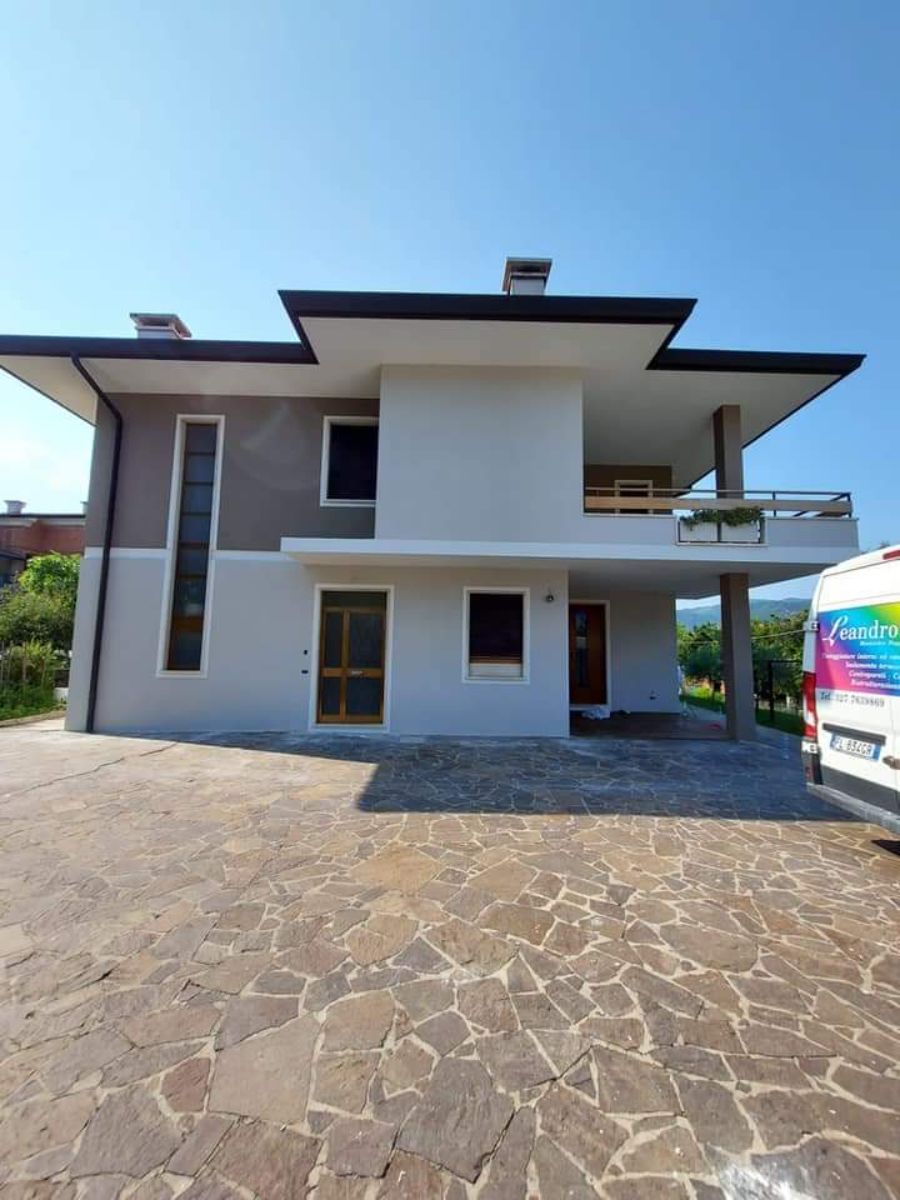 Casa con parete esterna a due colori