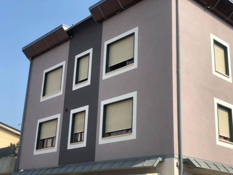 Edificio con facciata bicolore