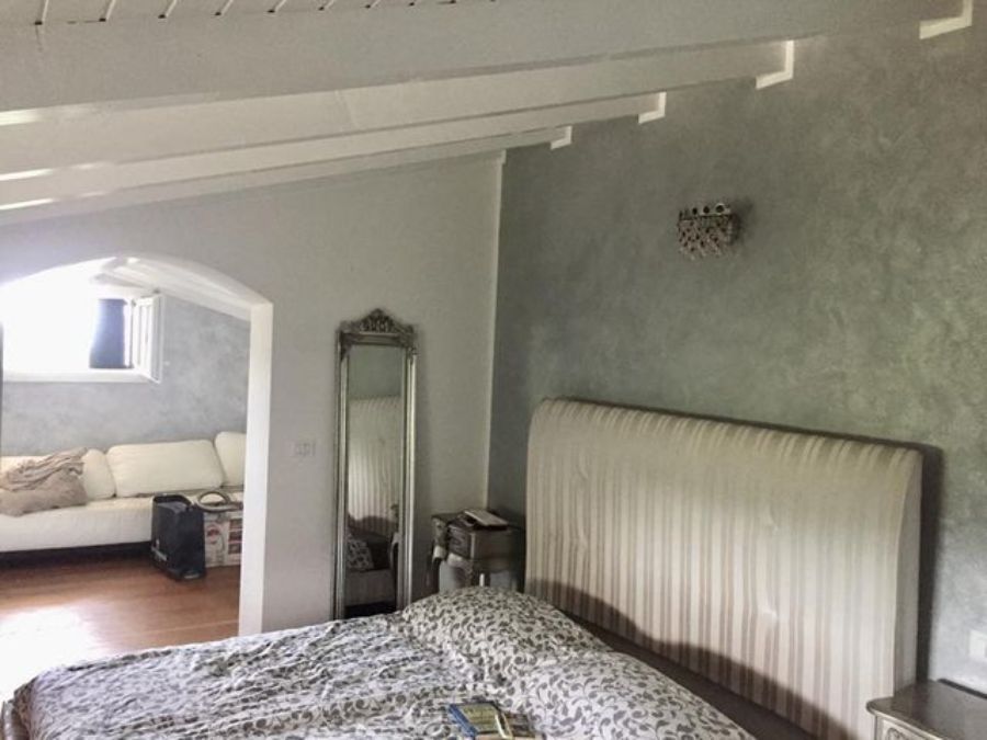 Parete grigia per camera da letto