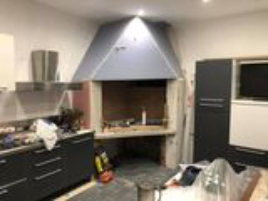 Lavoro in cartongesso per camino prima