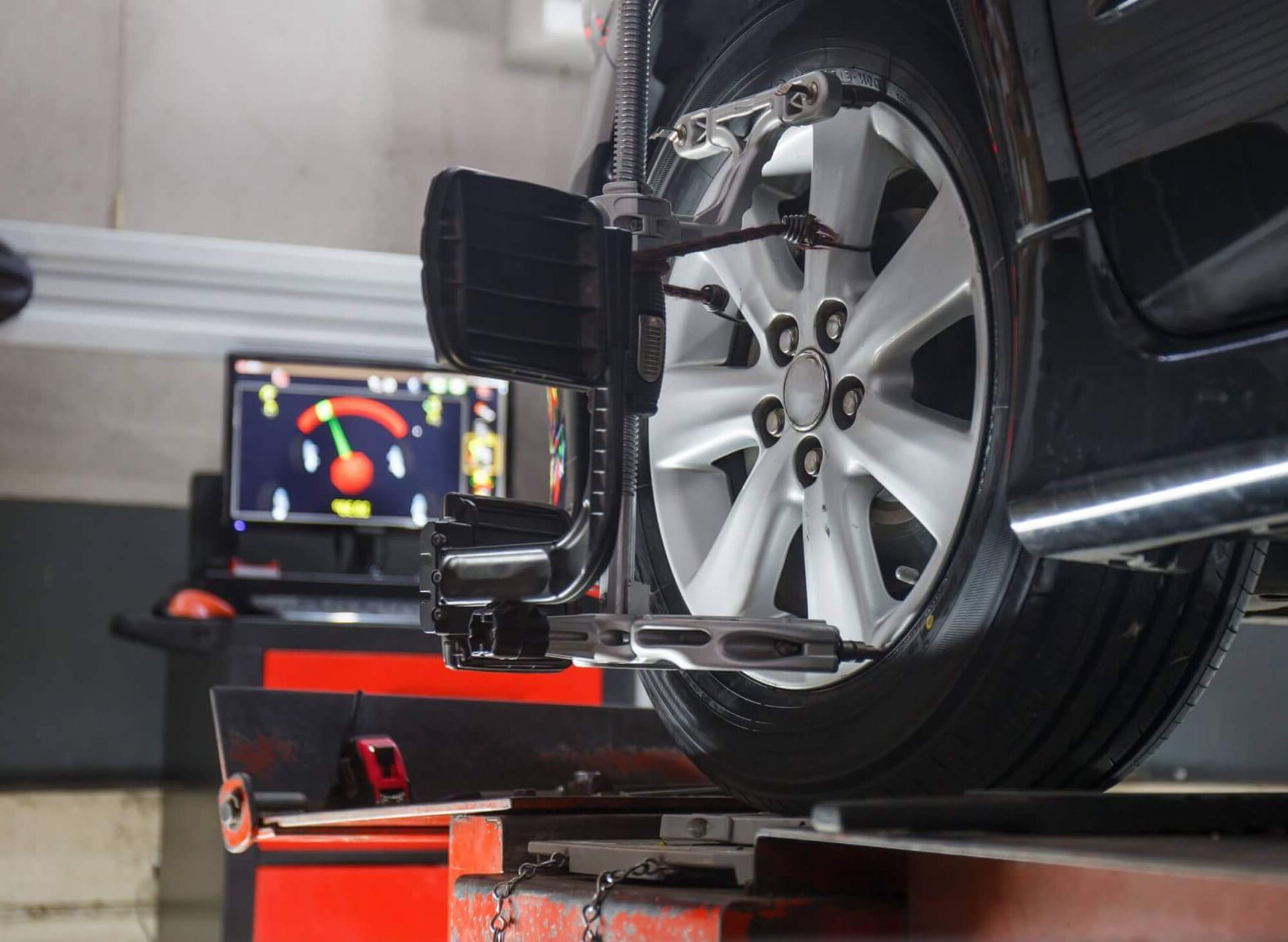 Een auto wordt uitgelijnd met een machine in een garage.