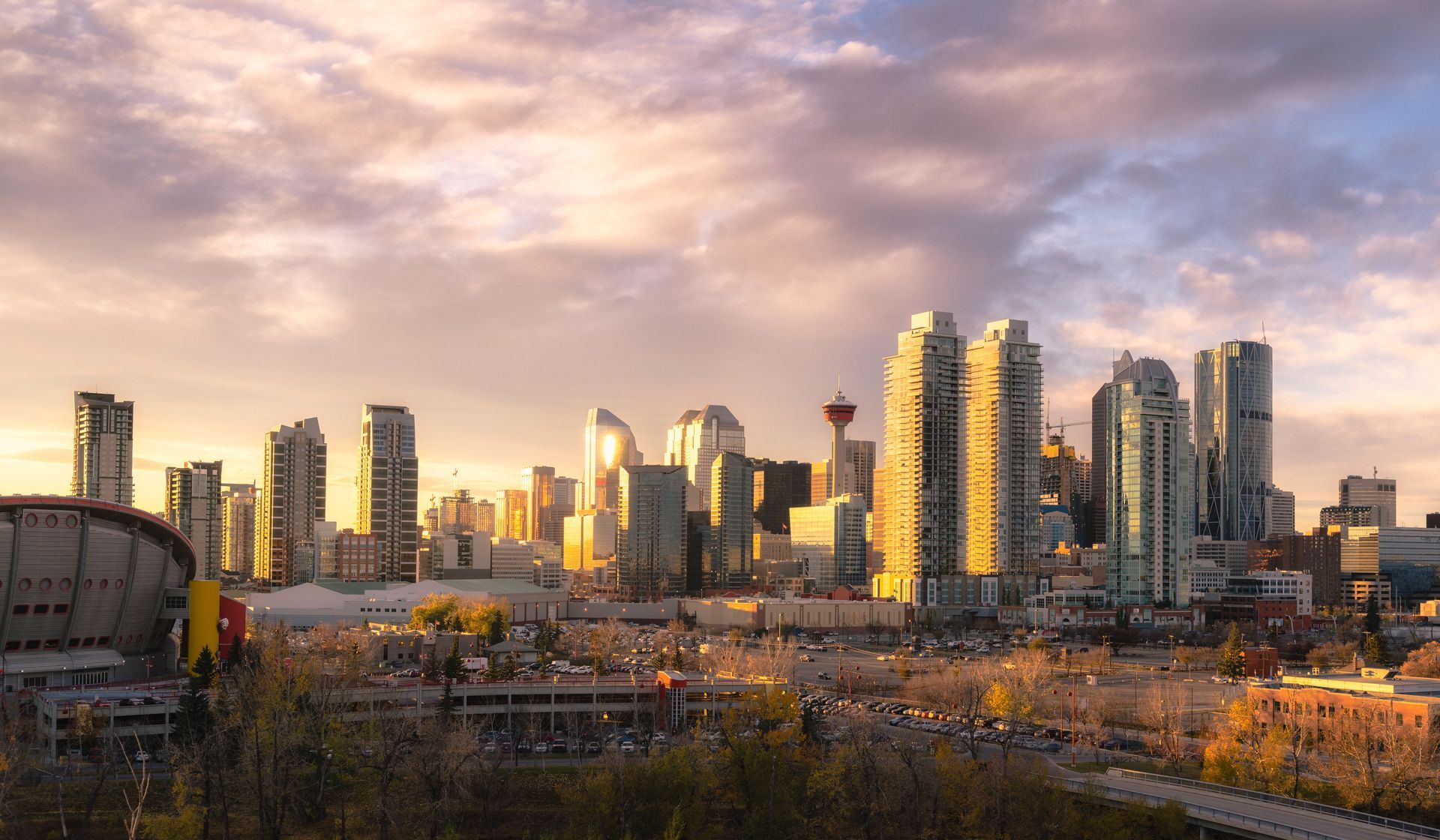 Horizon de Calgary à l'heure dorée, gratte-ciel sous une lumière nuageuse douce