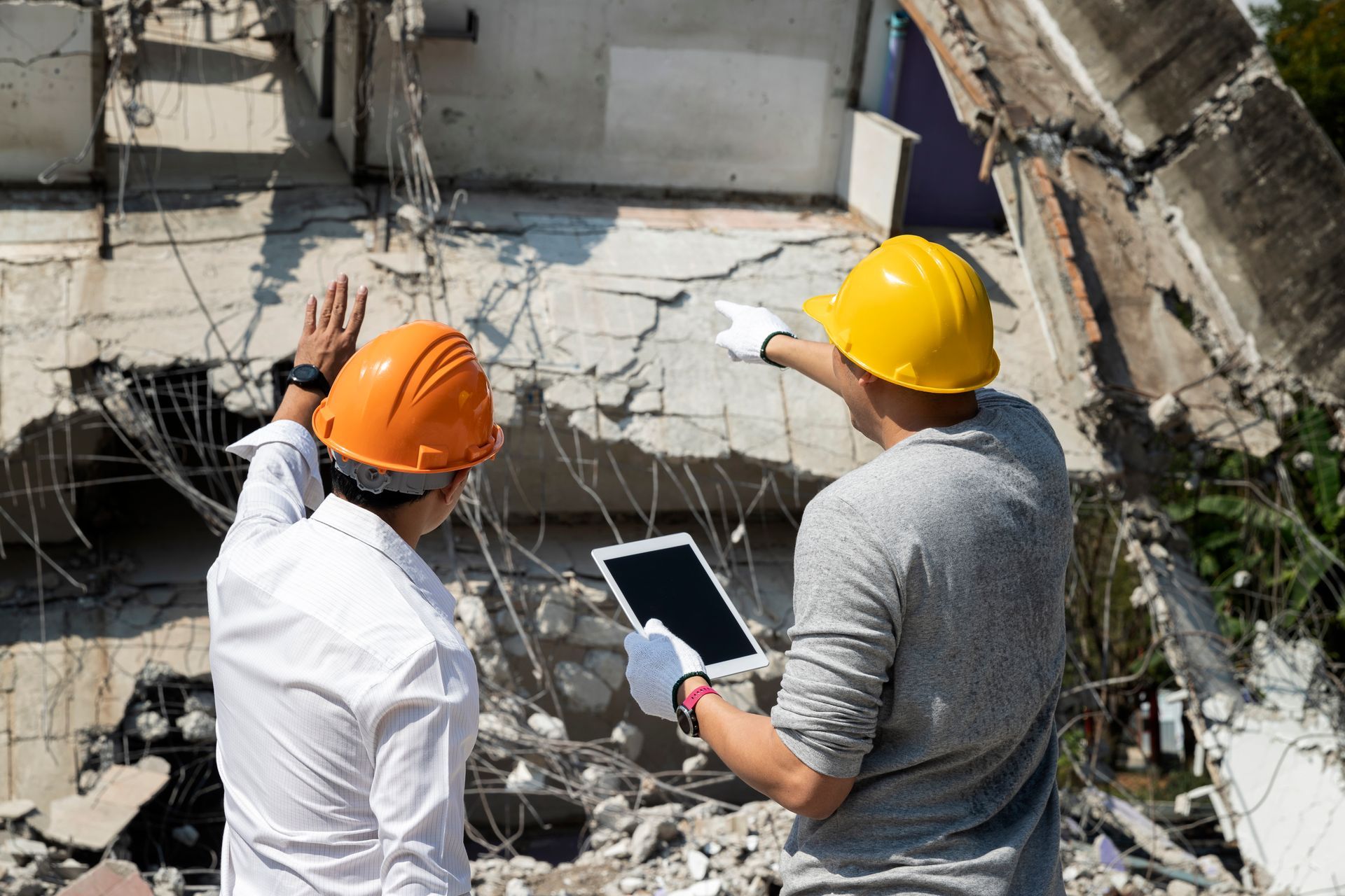 Techniciens évaluant des dommages structurels sur place lors d’une inspection de propriété