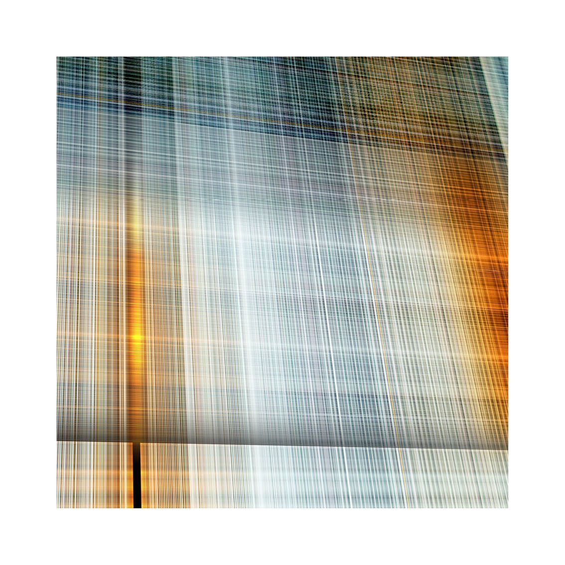 Abstract kunstwerk met verticale en horizontale lijnen in tinten blauw, goud en wit.