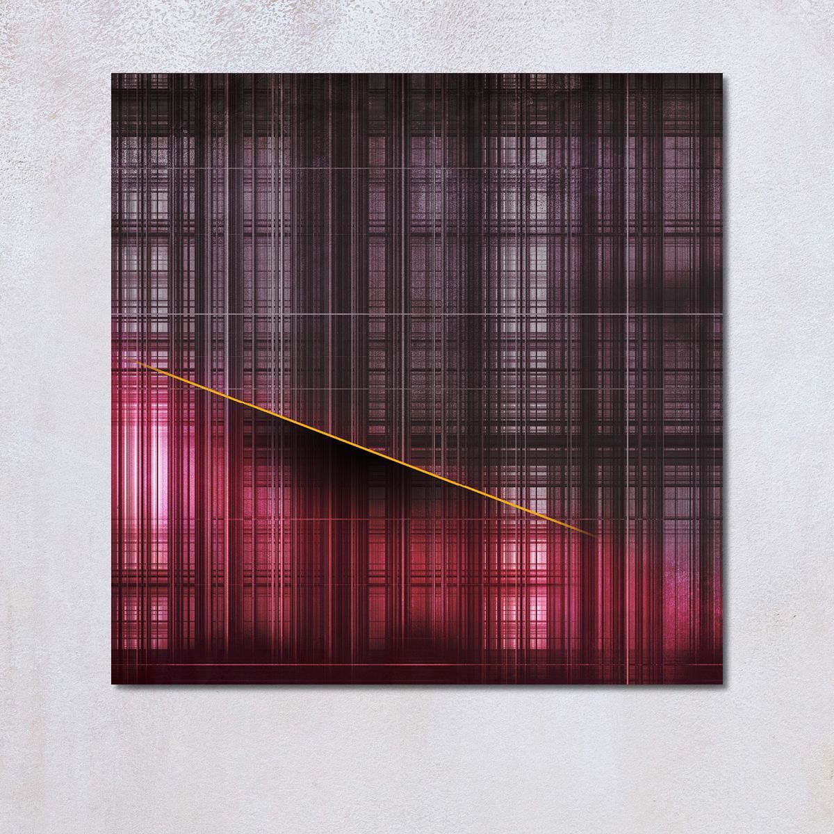 Abstract kunstwerk: Verticale en horizontale donkere lijnen met een diagonale gouden lijn die over een kleurgraadverloop van roze naar donkergrijs heen ligt.
