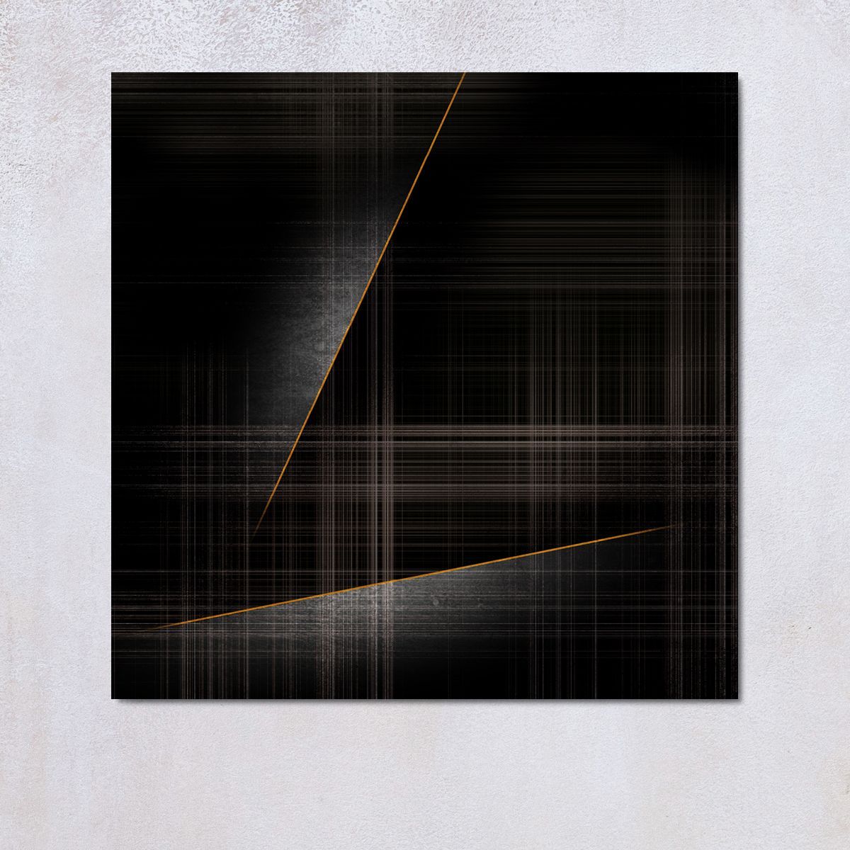 Abstracte kunst met elkaar kruisende zwarte en bruine lijnen, met twee goudkleurige schuine lijnen op een lichte achtergrond.