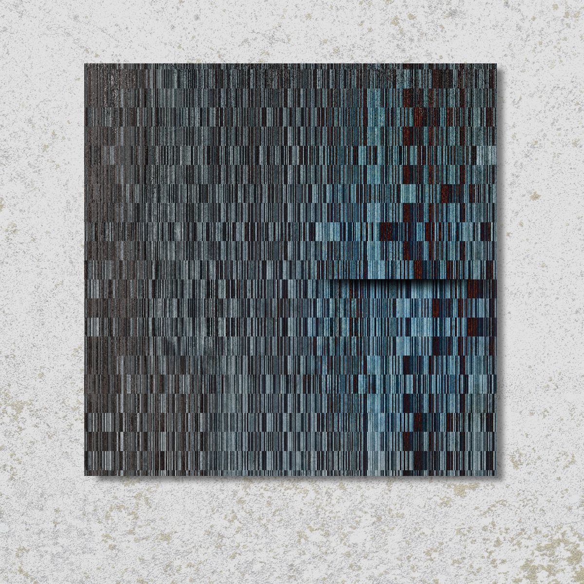 Abstract kunstwerk, verticale lijnen in verschillende tinten grijs, blauw en bruin; gecentreerd op een gestructureerde, lichtgrijze ondergrond.