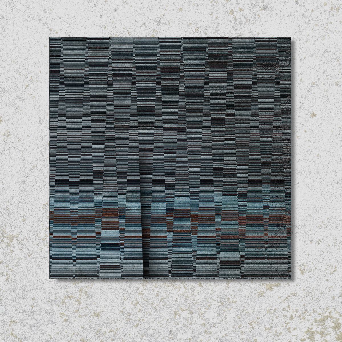 Abstract, gestructureerd kunstwerk. Horizontale lijnen in grijstinten, blauw en bruin, met een verticale donkere strook in het midden.