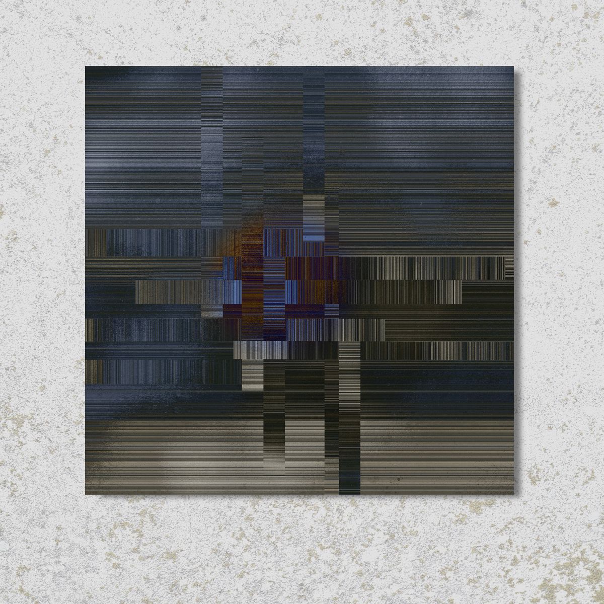 Abstracte digitale kunst. Horizontale en verticale lijnen in blauw, grijs en bruin komen samen in een donker centrum met oranje en paarse tinten.