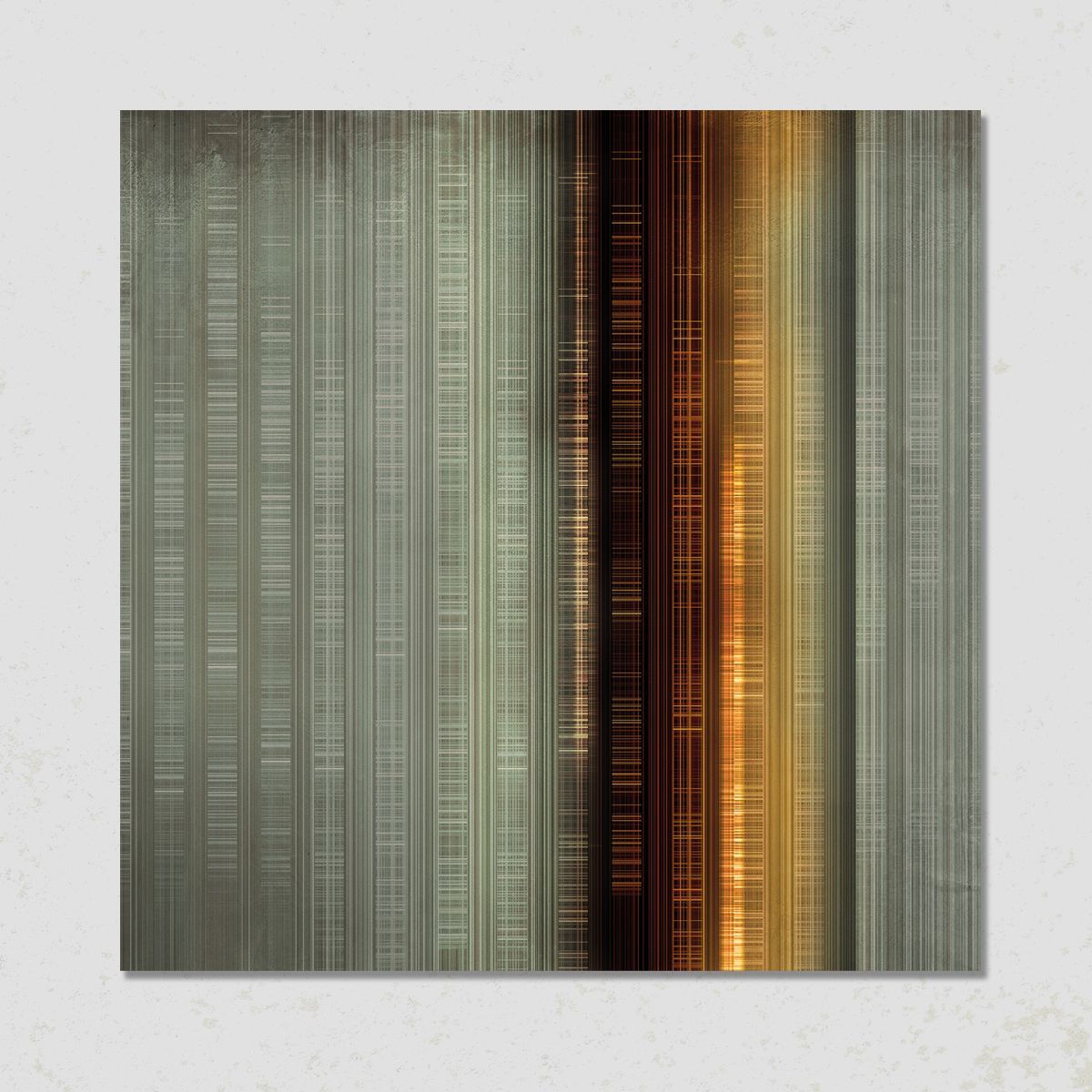Abstract kunstwerk met verticale lijnen in grijstinten, bruin en goud.