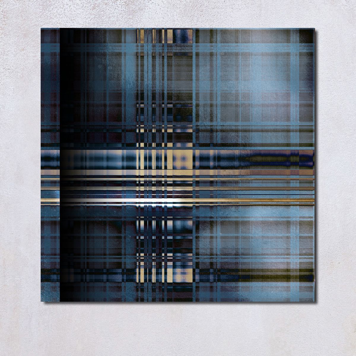 Abstract kunstwerk met elkaar kruisende blauwe en zwarte lijnen tegen een lichte achtergrond.