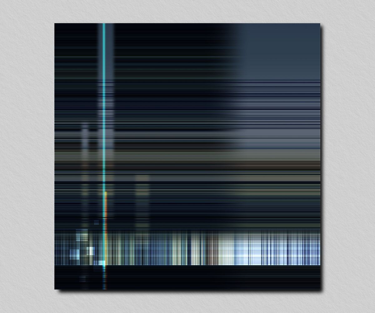 Abstracte kunst met vervaagde horizontale en verticale lijnen in tinten blauw, grijs en wit.