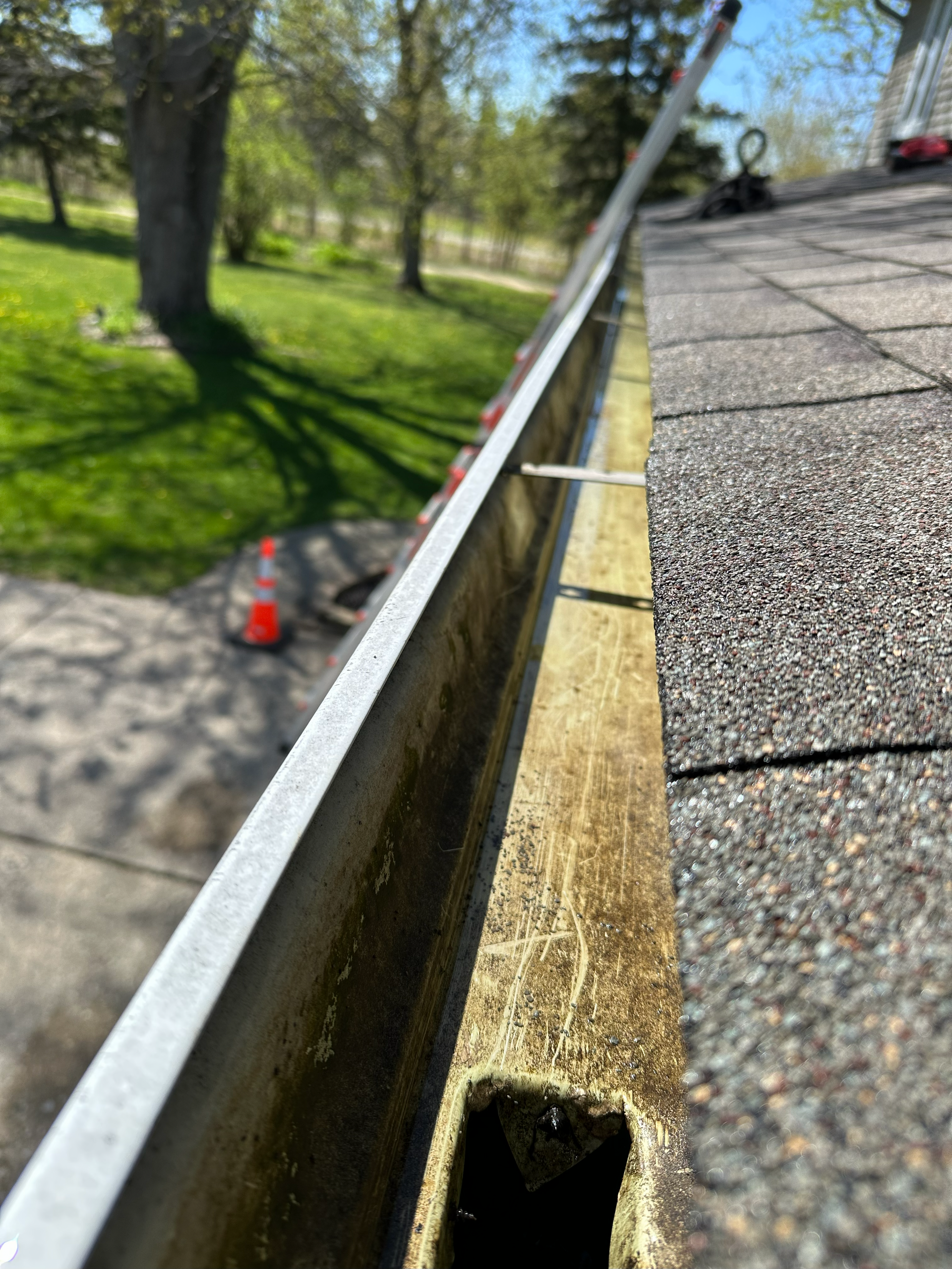gutters, gutter cleaning, gutter brightening, leaf removal, gutter stick, clogged gutters, clogged downspouts