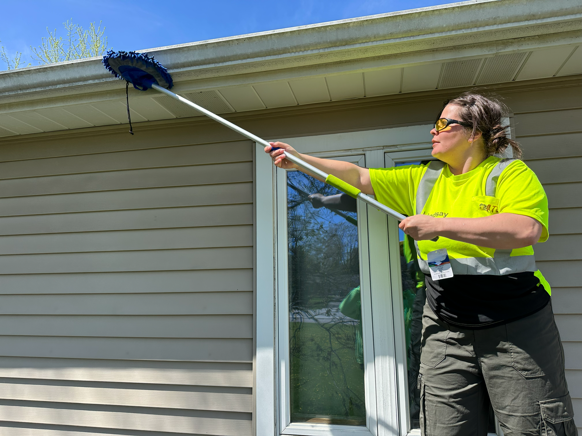 gutter brightening, gutter cleaning professional