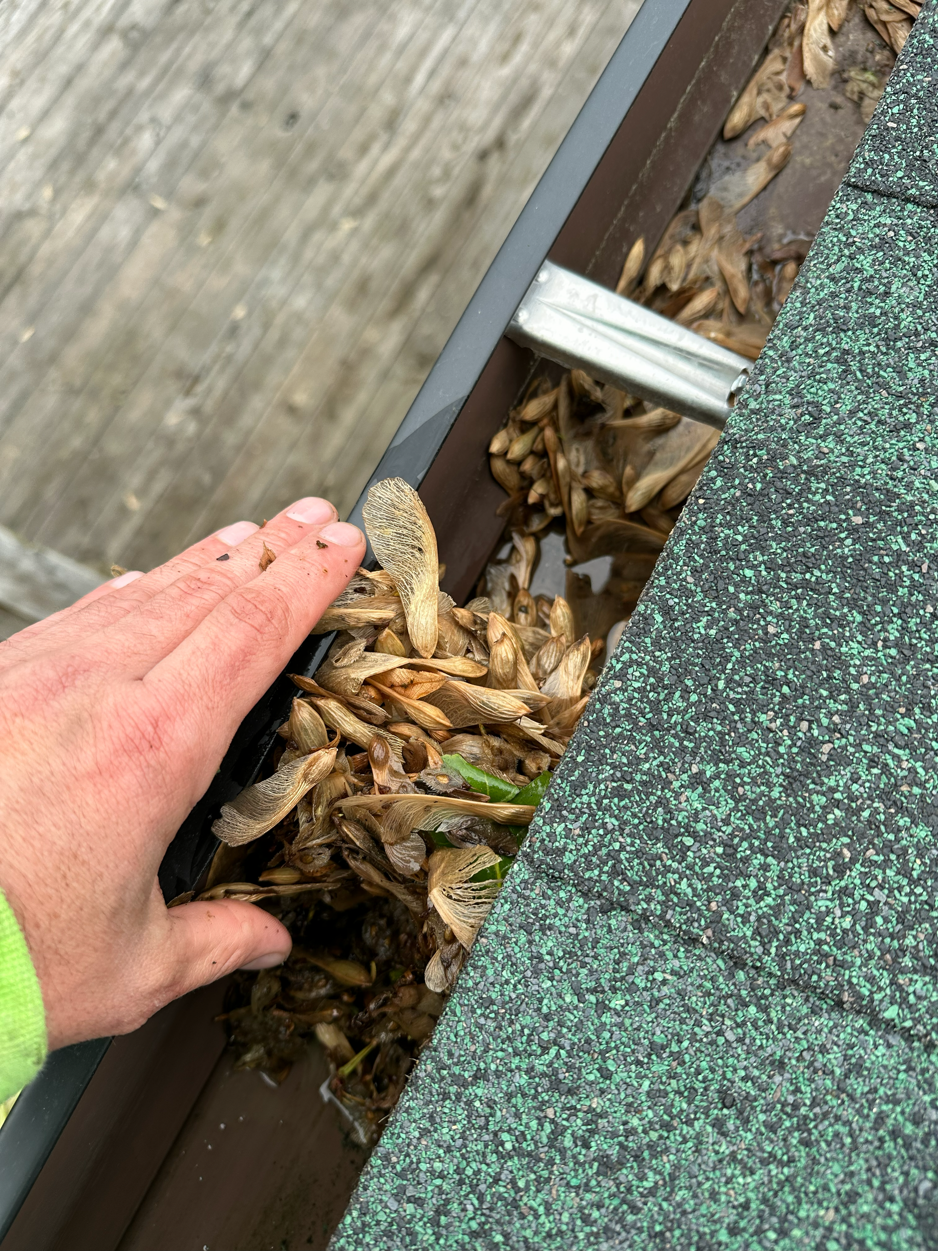 gutters, gutter cleaning, gutter brightening, leaf removal, gutter stick, clogged gutters, clogged downspouts