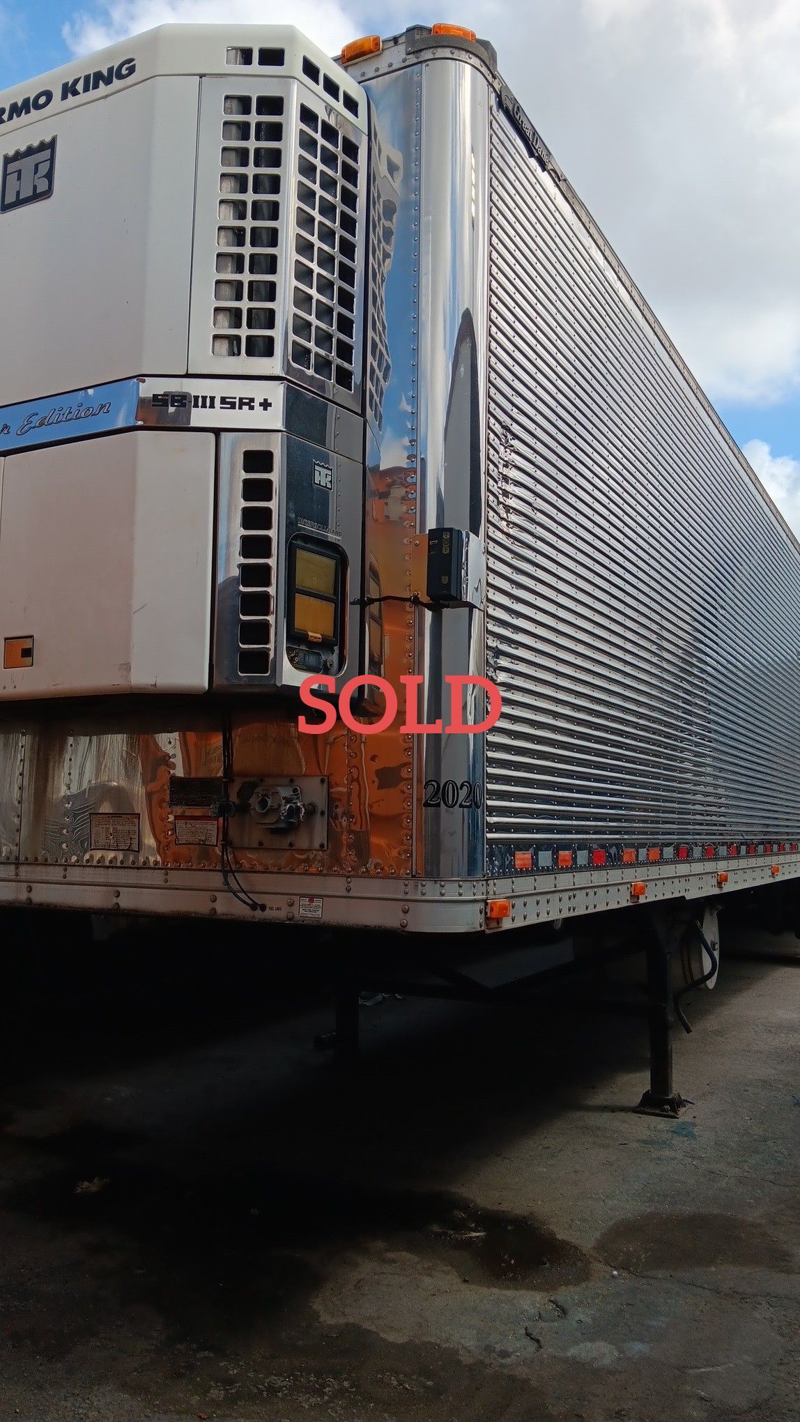 Refrigerated semi-trailer with 